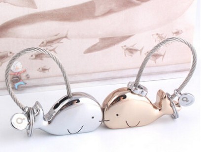 Kiss's whales couple keychains