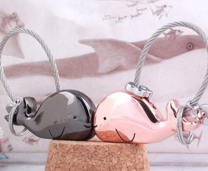 Kiss's whales couple keychains