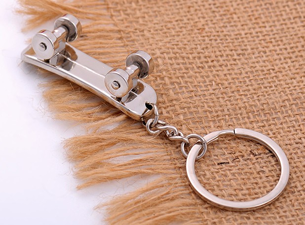 Skateboard zinc alloy keychain