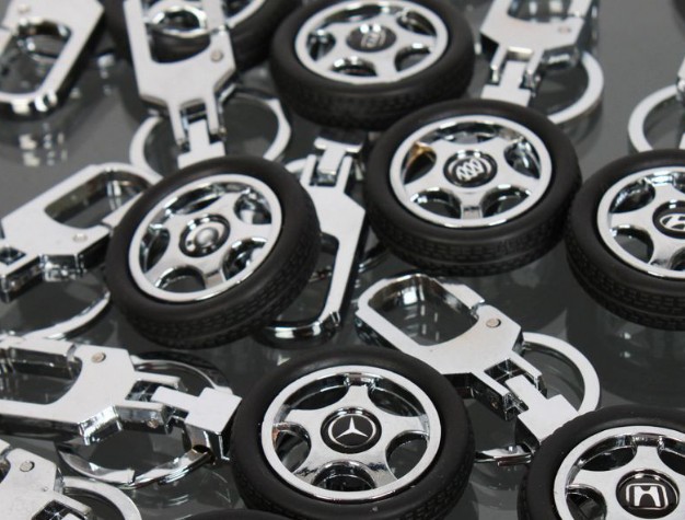 Rotatable car's wheel keychain
