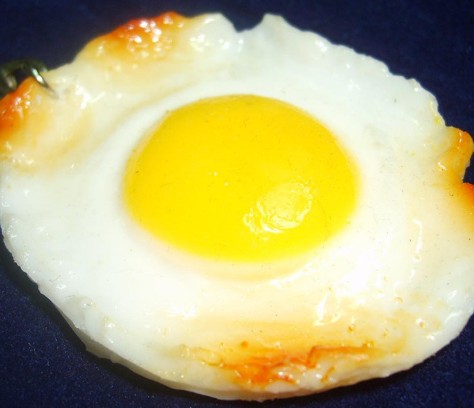 Simulation fried egg keychain