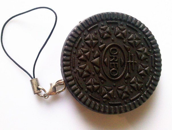 Black sandwich biscuit keychain