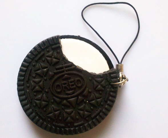 Black sandwich biscuit keychain
