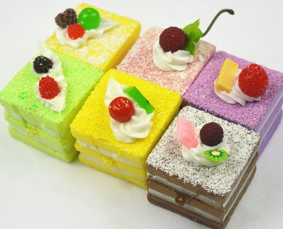 Simulation cake keychain