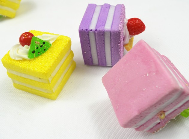 Simulation cake keychain