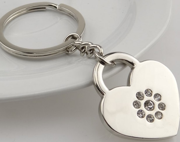 Heart-shaped lock with rhinestone keychain