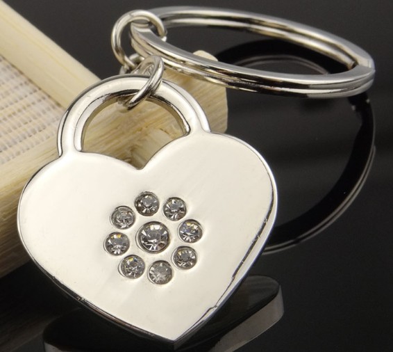 Heart-shaped lock with rhinestone keychain