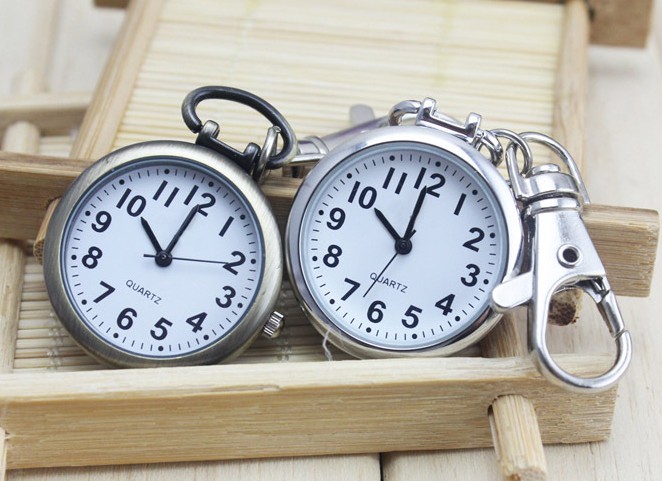 Classic round clock Keychain