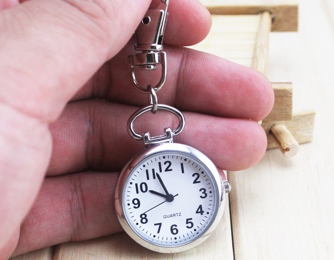 Classic round clock Keychain