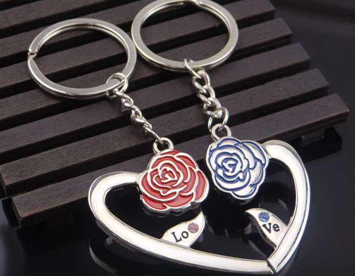 Heart-shaped rose alloy keychain