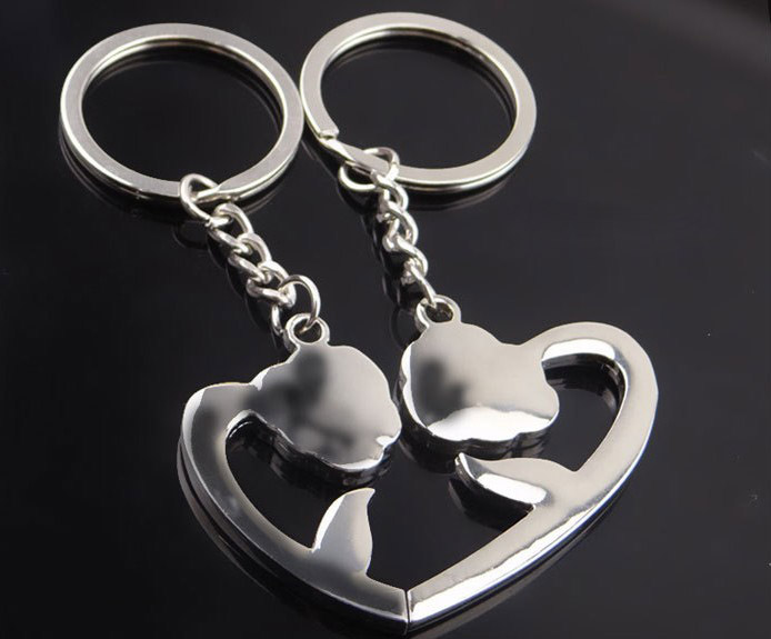 Heart-shaped rose alloy keychain