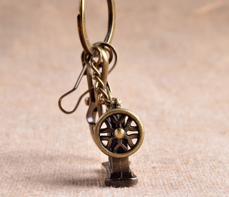 Retro fashion sewing machine keychain